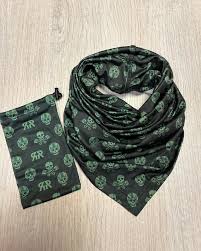 CUELLO TIPO PAÑOLETA BIBS